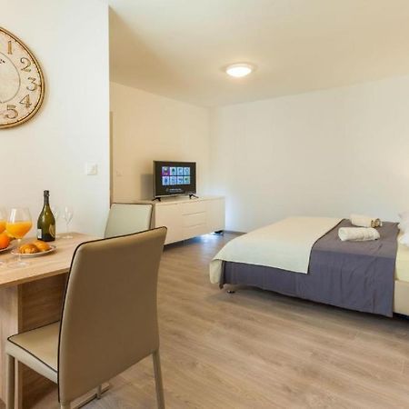 Apartments & Room Rollex สปลิท ภายนอก รูปภาพ