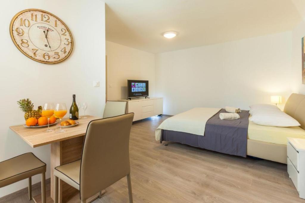 Apartments & Room Rollex สปลิท ภายนอก รูปภาพ