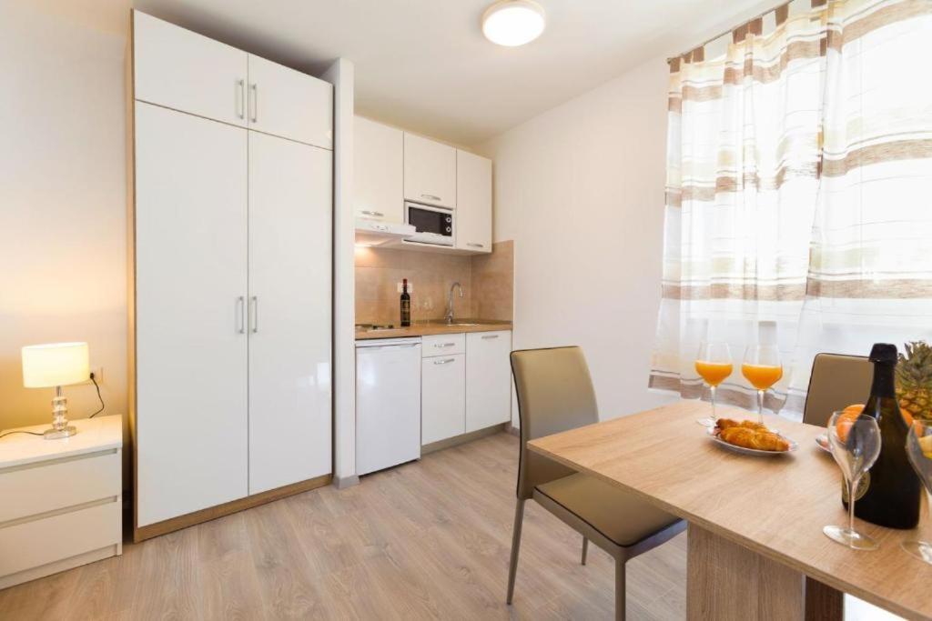 Apartments & Room Rollex สปลิท ภายนอก รูปภาพ