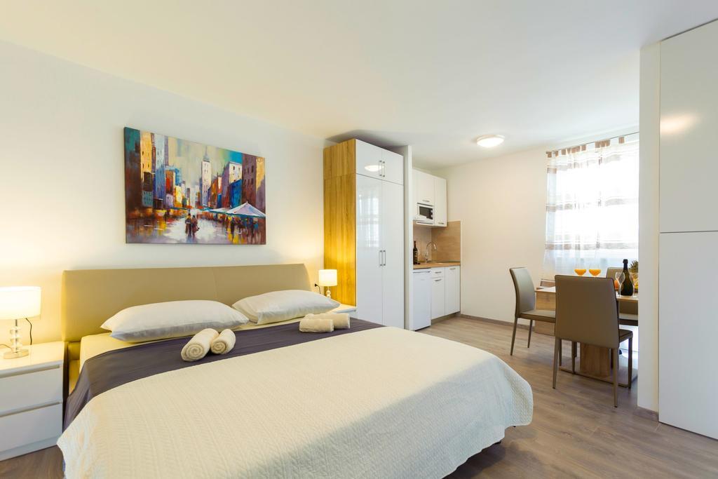 Apartments & Room Rollex สปลิท ภายนอก รูปภาพ