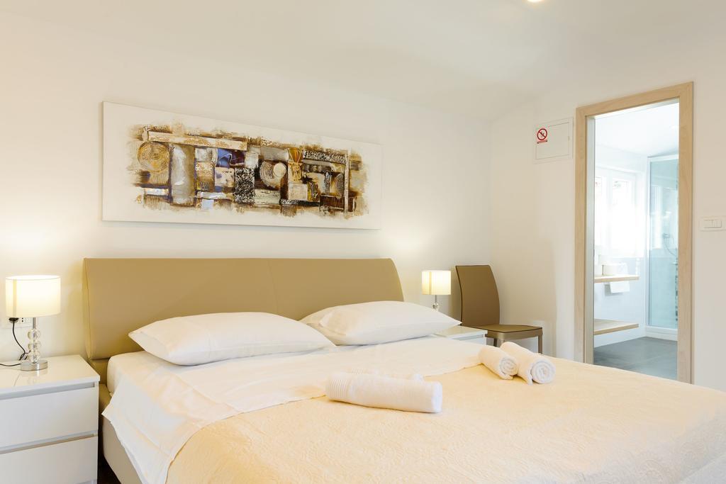 Apartments & Room Rollex สปลิท ภายนอก รูปภาพ