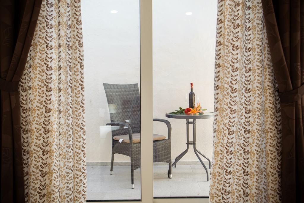 Apartments & Room Rollex สปลิท ภายนอก รูปภาพ