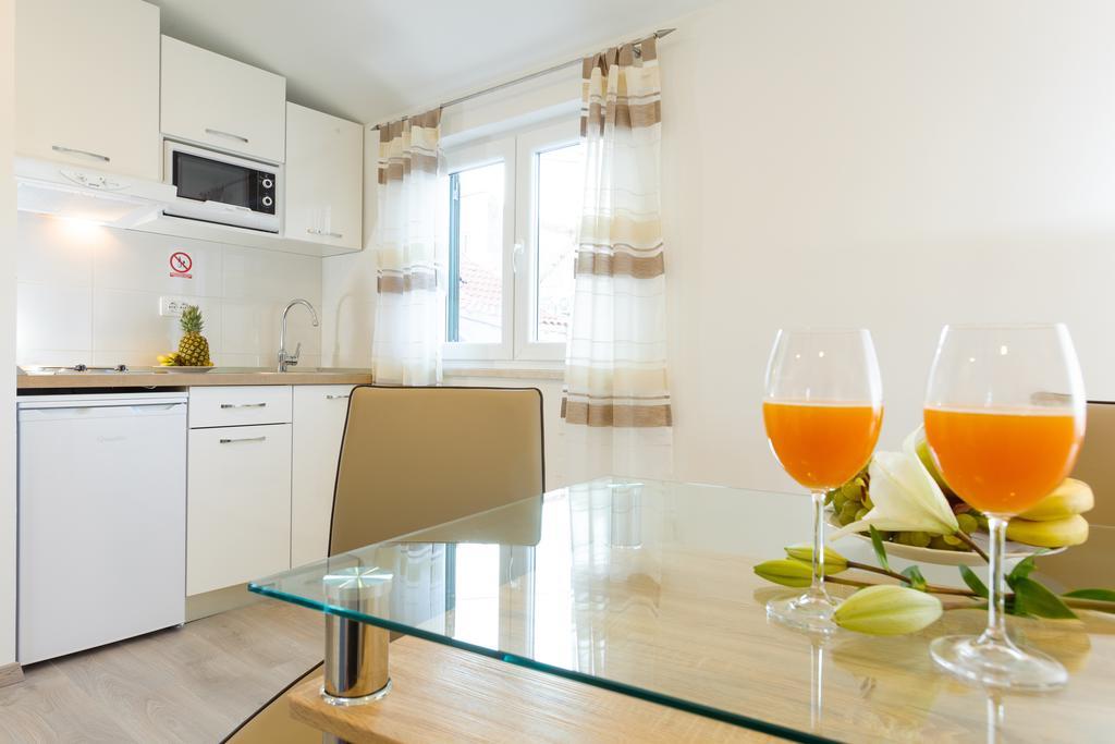 Apartments & Room Rollex สปลิท ภายนอก รูปภาพ