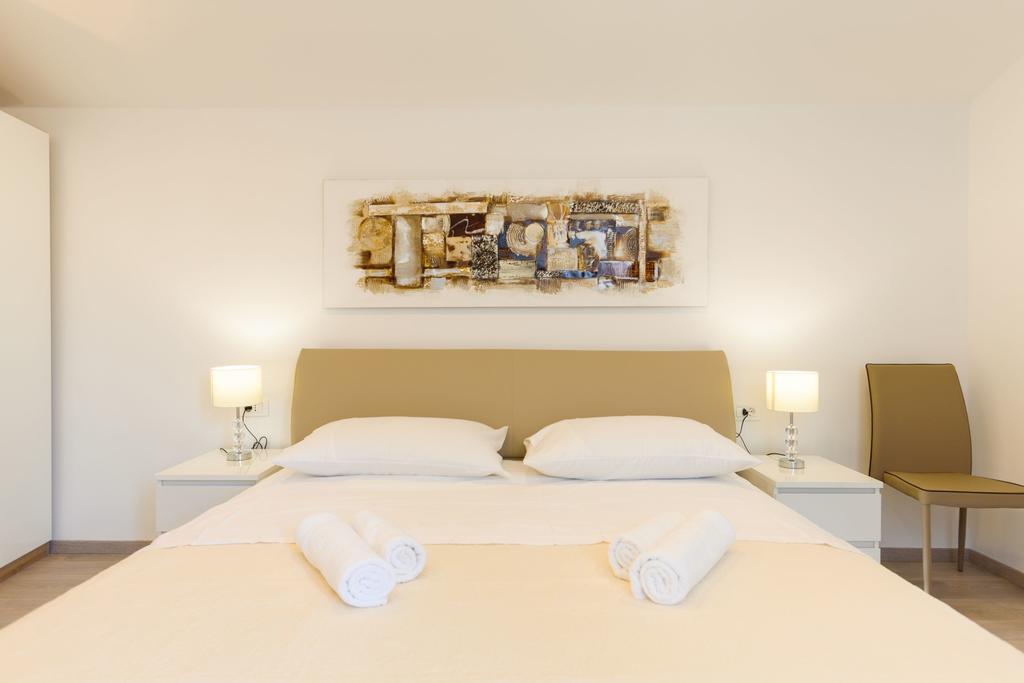 Apartments & Room Rollex สปลิท ภายนอก รูปภาพ